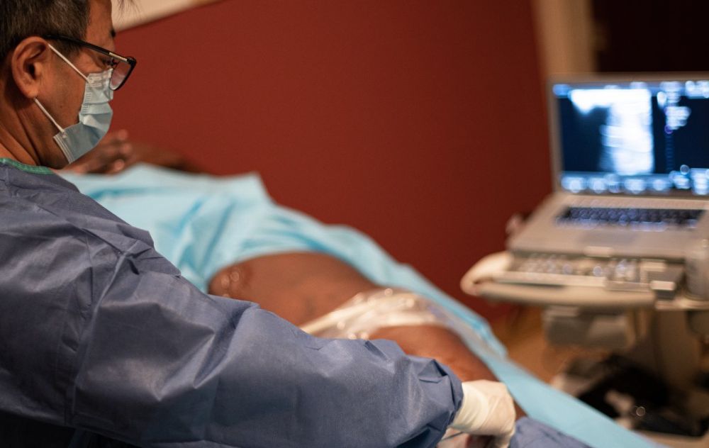Doctor who is treating varicose veins