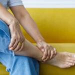 what does a blood clot in the leg feel like