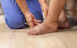 What Does An Unhealthy Vein Look Like? 9 Patient explaining what leg swelling feels like